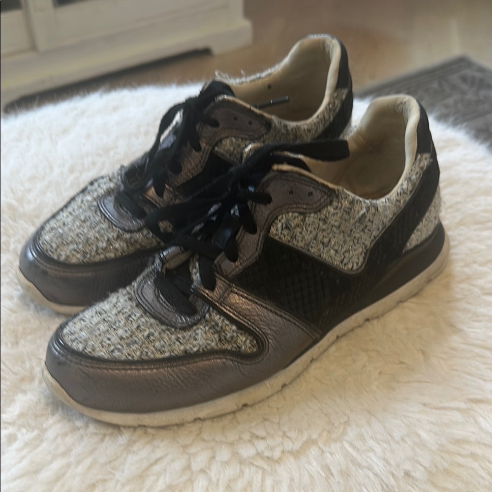 UGG sneakers. Black/gray color. Size 7.5